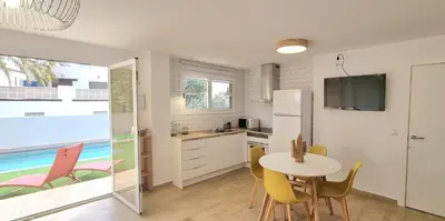 Una cocina o zona de cocina en Alborán - Apartamento con piscina privada y jardín cerca de la playa aire acondicionado