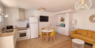 Una cocina o zona de cocina en Alborán - Apartamento con piscina privada y jardín cerca de la playa aire acondicionado