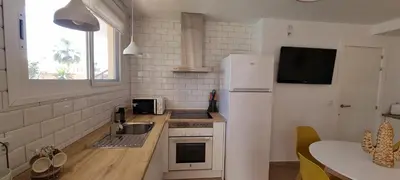 Una cocina o zona de cocina en Alborán - Apartamento con piscina privada y jardín cerca de la playa aire acondicionado