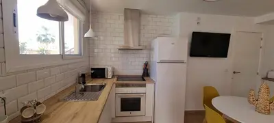 Una cocina o zona de cocina en Alborán - Apartamento con piscina privada y jardín cerca de la playa aire acondicionado