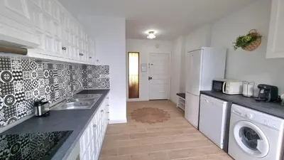 Una cocina o zona de cocina en Anzuelo - Apartamento con piscina privada y jardín cerca de la playa aire acondicionado