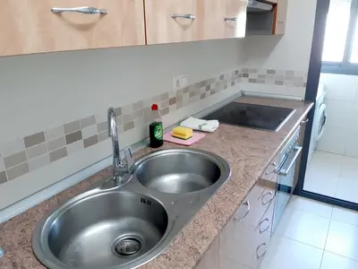 Una cocina o zona de cocina en Apartamento Alborania III grande, balcón, aparcamiento, entre el mar y el desierto