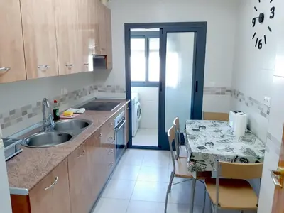 Una cocina o zona de cocina en Apartamento Alborania III grande, balcón, aparcamiento, entre el mar y el desierto