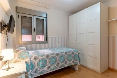 Cama o camas de una habitación en ATP La Goleta a 5 minutos de la Playa, Frente al UD Almería Stadium y Parking Privado Gratis!