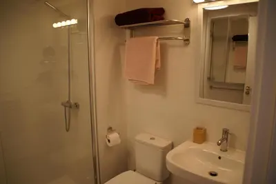 Un baño de Cozy new penthouse apartment Cantal Homes
