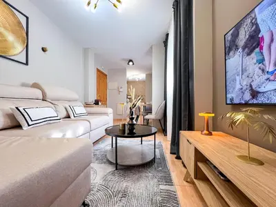 Una televisión o centro de entretenimiento en Coastal Escape 1BD Flat with Terrace