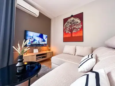 Una televisión o centro de entretenimiento en Coastal Escape 1BD Flat with Terrace