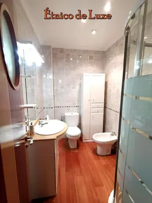 Un baño de ETNICO DE LUXE wifi y aparcamiento gratis
