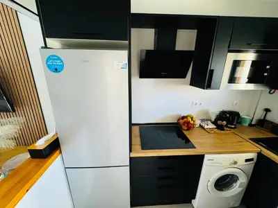 Una cocina o zona de cocina en Apartamento moderno con vistas al mar - 1Hab