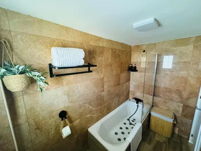 Un baño de Apartamento moderno con vistas al mar - 1Hab