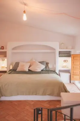 Cama o camas de una habitación en Cortijo Banana, villa rural para grupos grandes y piscina privada entre olivos