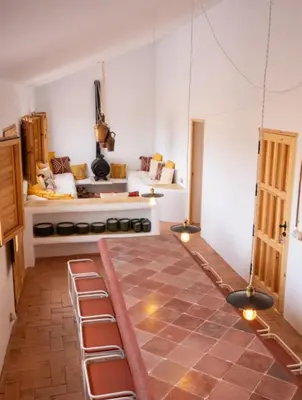 Cama o camas de una habitación en Cortijo Banana, villa rural para grupos grandes y piscina privada entre olivos