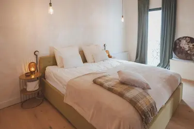 Cama o camas de una habitación en Cortijo Banana, villa rural para grupos grandes y piscina privada entre olivos