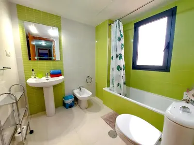 Un baño de Apartamento Alborania II con patio gande y aparcamiento, entre el mar y del desierto