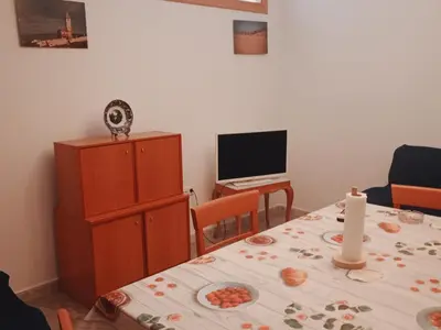 Una televisión o centro de entretenimiento en Amplio apartamento en zona céntrica de Nijar