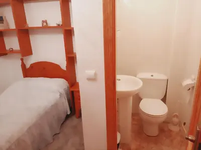 Un baño de Amplio apartamento en zona céntrica de Nijar
