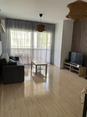 Una televisión o centro de entretenimiento en Bonito y tranquilo piso en Almerimar