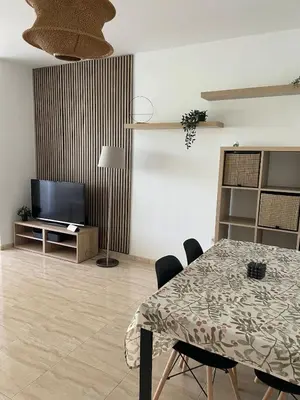Una televisión o centro de entretenimiento en Bonito y tranquilo piso en Almerimar