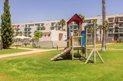 Zona de juegos infantil en Bonito y tranquilo piso en Almerimar