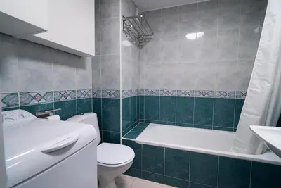 Un baño de Duna Suite con terraza y vistas al mar, piscina y playa a 7 min caminando
