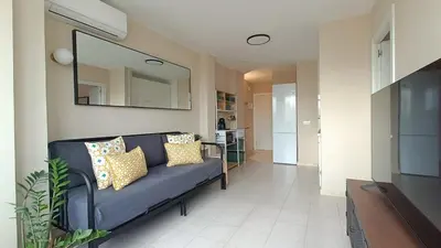 Una televisión o centro de entretenimiento en Duna Suite con terraza y vistas al mar, piscina y playa a 7 min caminando