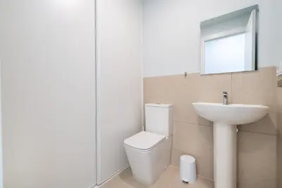 Un baño de Moott Homes Suites Arco de Braulio 1B