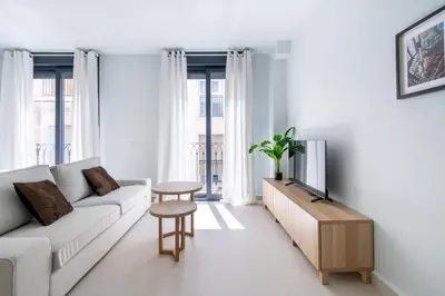 Una televisión o centro de entretenimiento en Moott Homes Suites Arco de Braulio 1B