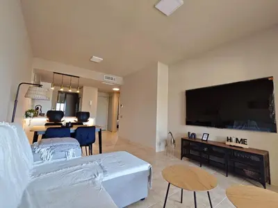 Una televisión o centro de entretenimiento en luxury homes valle del este resort diana guest