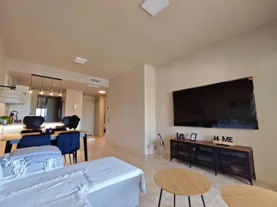 Una televisión o centro de entretenimiento en luxury homes valle del este resort diana guest