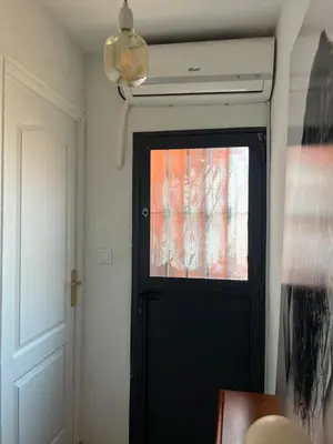 Una televisión o centro de entretenimiento en Habitación privada LA ALCAZABA A TUS PIES