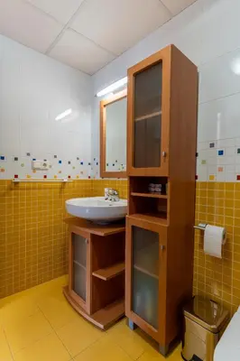 Un baño de TrendyHomes Mediterráneo, excelente ubicación y gran confort