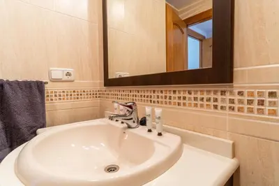 Un baño de TrendyHomes Mediterráneo, excelente ubicación y gran confort