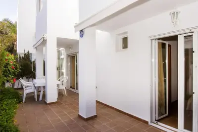Un balcón o terraza de Vera Playa El Oasis Bajo con Jardin y Piscinas
