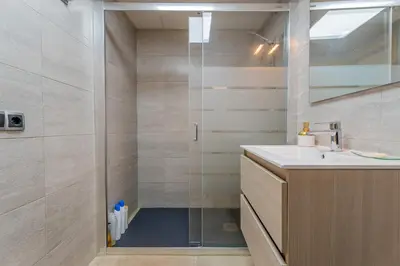 Un baño de Piso Garrucha beautiful & spacious apartment - 50 meters from the beach