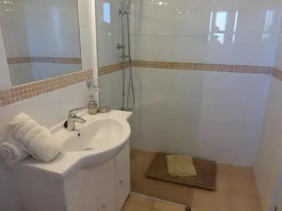 Un baño de Nice 2 bedroom apartment