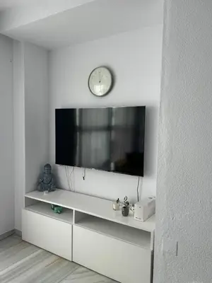 Una televisión o centro de entretenimiento en Acogedor al lado de el mar