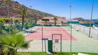 Instalaciones para jugar a tenis o squash en El Descanso o alrededores