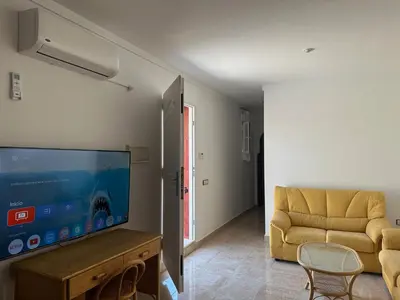 Una televisión o centro de entretenimiento en Apartamento Nudista La Menara