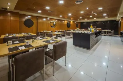 Un restaurante o sitio para comer en Exe Almería Centro