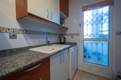 Una cocina o zona de cocina en The Garden Apartment