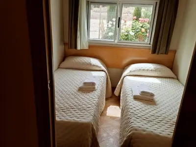 Cama o camas de una habitación en Mobilhomes La Cabañuela