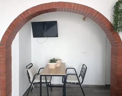 Una televisión o centro de entretenimiento en Arco suites, 2 Hab, a 150 metros de la playa y gran terraza