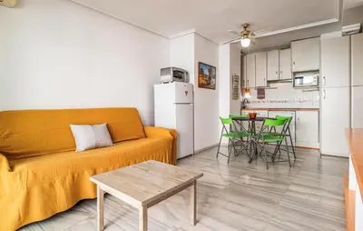 Una cocina o zona de cocina en Lovely Apartment In Roquetas De Mar