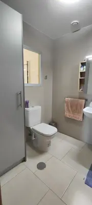 Un baño de Apart Barlovento con piscina a 10 min de la playa