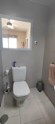 Un baño de Apart Barlovento con piscina a 10 min de la playa