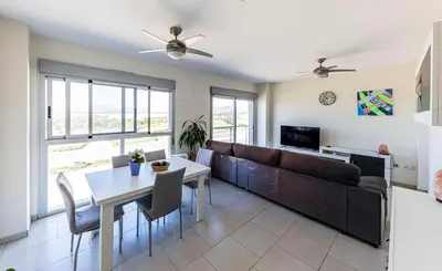 Una televisión o centro de entretenimiento en Apart Barlovento con piscina a 10 min de la playa