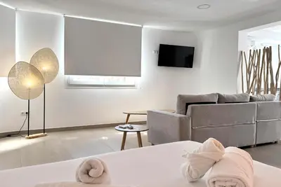 Una televisión o centro de entretenimiento en El Oasis de San José