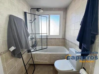 Un baño de Chalet El Coto Vera Playa, Tres dormitorios, Urbanización Piscina, Terraza, Sótano, Garaje