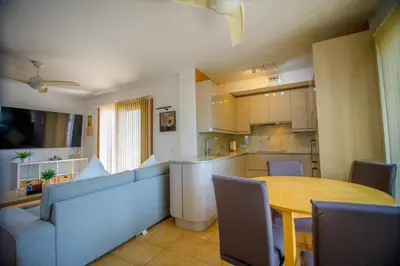 Una cocina o zona de cocina en Mediterranea 15 Plaomares, 2 dormitorios 2 baños