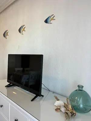 Una televisión o centro de entretenimiento en Golf Marina de la Torre con vistas al mar